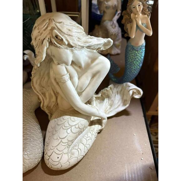 posing mermaid - Picture 1 of 1